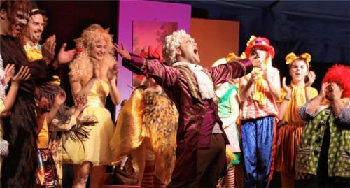 Mozart (Lukas Gahabka, Bildmitte) ist zurück. Aber wie kommt er in den Zirkus? Und wieso erinnert er sich an nichts? Von und für Kinder ist die Kinderoper „Mozarts magische Manege“ des Immling Festivals auf höchstem Niveau.Foto re