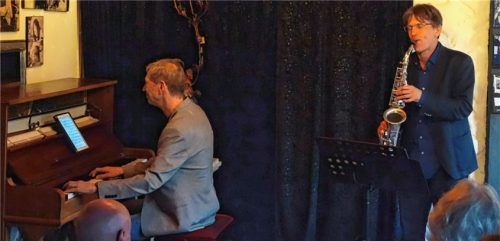 Musikalische Verbeugung vor einem der großen Jazzmusiker: Pianist Oliver Hahn und Saxophonist Michael Hornstein.