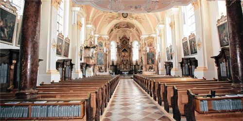 Nach mehr als zweijähriger Renovierungszeit wurde die Pfarrkirche Mariä Himmelfahrt in Bad Aibling wieder eröffnet. Nicht nur die Bänke dieses Gotteshauses sollen nach dem Willen des Ordinariats nicht leer bleiben, deshalb will es das pfarrliche Leben vor Ort auch weiter gewährleisten.Foto Reisner