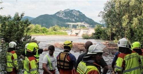 Nahe der Innstaustufe bei Nußdorf entdeckte ein Passant die Leiche des Vermissten. Die Bergung gestaltete sich für die Rettungskräfte aufgrund des hohen Innpegels als extrem schwierig. Foto Reisner