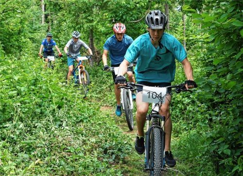 Naturerlebnis Mountainbiken: Die Strecke führte auch durch ein Waldstück oberhalb des Innkanals und verlangte den Teilnehmern Kondition, Kampfgeist und Geschicklichkeit ab.Foto  Gymnasium