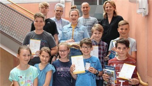 Neun Hauptpreise verteilten Schulleiter Helmut Wittmann (hinten Zweiter von links) und die Lehrer Christine Kreck und Stefan Leicher (hinten von rechts) an die besten Teilnehmer des Känguru-Wettbewerbs. Ein Sonderpreis ging an Lena Jádi, Klasse 6a, (zweite Reihe Mitte).Foto  re