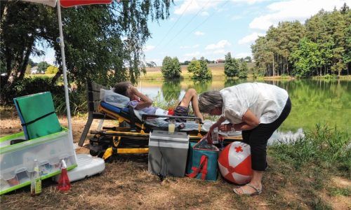 Noch ein letztes Mal am See frische Luft und die Natur genießen: Mit dem „Herzenswunsch Hospizmobil“ ermöglicht das BRK schwerstkranken Menschen in der letzten Lebensphase noch Momente der Freude und des Glücks. Foto  BRK