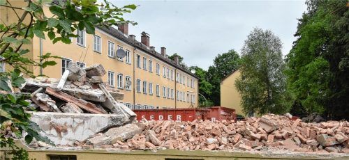 Nur ein Haufen Bauschutt ist nach dem Abriss geblieben vom Gebäude mit der Hausnummer 1.Foto Schlecker
