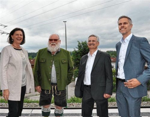 Offiziell in Betrieb genommen haben den Haltepunkt (von links): Landtagspräsidentin Ilse Aigner, Bürgermeister Hans Schaberl, Helmut Zöpfel, Leiter des Bahnhofsmanagements Rosenheim, und Andreas Rudolf, Leiter des Regionalbereichs Süd. Fotos merk