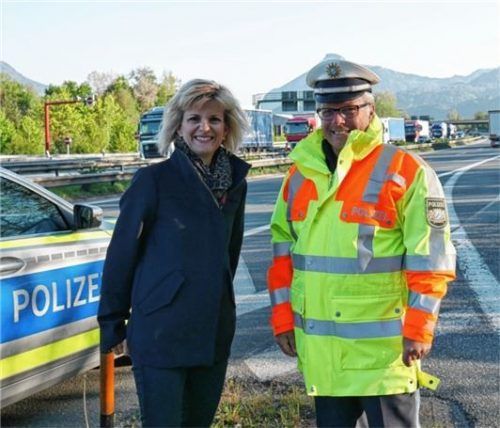 Ortstermin auf der Autobahn: Die Bundestagsabgeordnete Daniela Ludwig informierte sich bei Andreas Schober, Einsatzleiter der Verkehrspolizeiinspektion Raubling, über die Folgen der Blockabfertigungen für den Verkehr.Foto Re