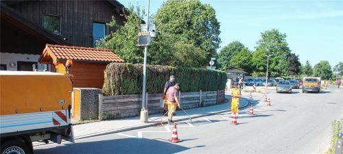 Parken verboten: Neue Halteverbotsschilder Obere Mangfallstraße/Ecke VDK-Siedlung lässt die Stadt entlang der Straßen rund ums Kolbermoorer Freibad aufstellen, um so dem Parkchaos Herr zu werden.Foto Riediger