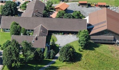 Platzmangel auf dem Gut: Fehlende Parkplätze und eine schmale Zufahrt trugen dazu bei, dass der Gemeinderat die Nutzungsänderung ablehnte. Foto Ammelburger