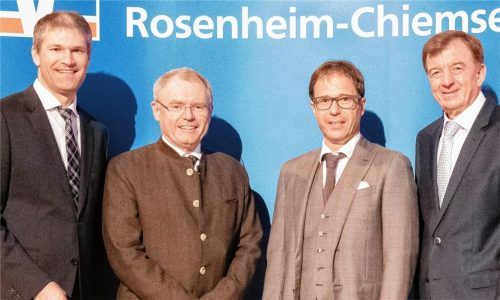 Präsentierten die Bilanz 2018 der Volksbank Raiffeisenbank Rosenheim-Chiemsee eG den 277 anwesenden Vertretern der Genossenschaftsmitglieder (von links): Mirko Gruber, stellvertretender Vorstandssprecher, Aufsichtsratschef Professor Dr. Josef Stadler, Dr. Jürgen Groß, Präsident des Genossenschaftsverbands Bayern, und Vorstandsvorsitzender Hubert Kamml.Foto  re