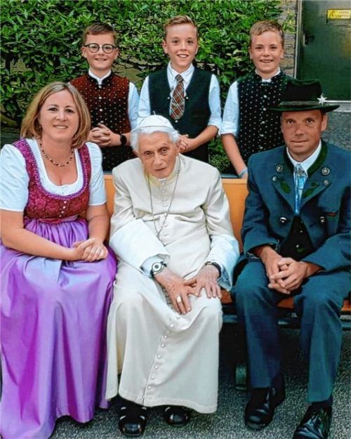 Privataudienz bei Benedikt XVI.: Die Ruhpoldinger Familie Schmid führte ein persönliches Gespräch mit dem emeritierten Papst. Vorne (von links) Evelyn Schmid, Benedikt XVI. und Martin Schmid. Stehend (von links) die Drillinge Georg, Benedikt und Rupert.Foto Erzbischof Gänswein