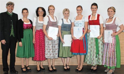 Pure Freude: Wolfgang Hampel, Anna Huber und Anna Bruckmeier strahlen mit den besten Absolventinnen Martina Jehle, Elisabeth Hamberger, Ursula Mayer, Christine Schnell und Veronika Schmid (von links).Foto Heinz