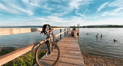 Radtour mit Badepause: In den vielen Strandbädern oder an den naturbelassenen Ufern lockt ein Sprung ins kühle Nass. Foto Fotostudio Kasper-Noll