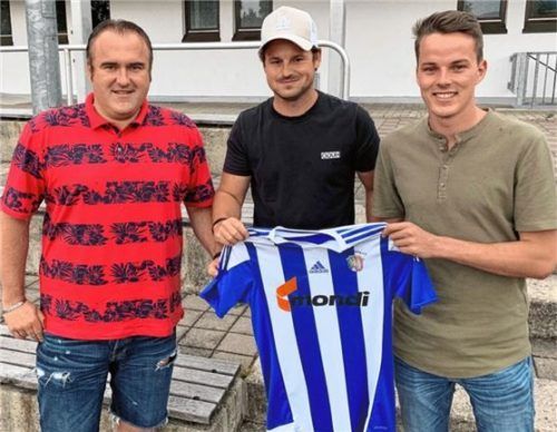 Raublings Neue: Trainer Christoph Ewertz (links) und Rückkehrer Quirin Wolfrum (rechts) werden vom Sportlichen Leiter Florian Kellerer begrüßt.Foto Tus