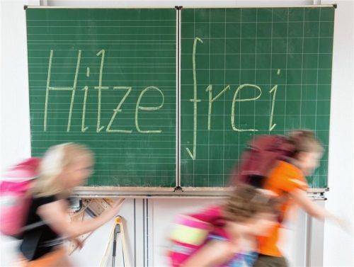 Raus aus dem heißen Klassenzimmer, rein ins Schwimmbad – das war einmal. An vielen Schulen im Landkreis ist Hitzefrei kaum mehr ein Thema. Foto dpa