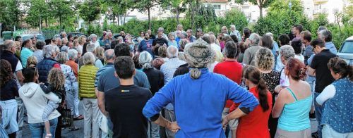 Rund 200 Bürger trafen sich zur Versammlung auf dem Parkplatz neben dem Neuen Friedhof. Fotos Riediger