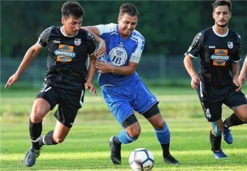 SBC-Neuzugang Maximilian Vogl (links) im Zweikampf mit Endorfs Andreas Garhammer, rechts David Schwarz.Foto Weitz
