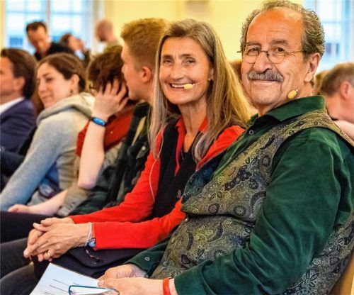 Schätzen beide den Kontakt mit ihren Lesern: Root Leeb und Rafik Schami bei der Veranstaltung im Rosenheimer Ballhaus. Foto Bovers
