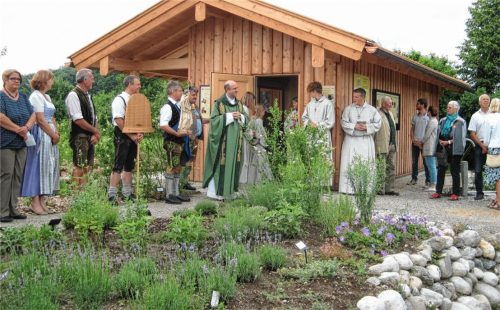 Schaubienenhaus und eine Statue des heiligen Ambrosius werden von Pfarrer David Mehlich geweiht.Fotos graichen