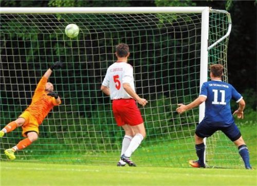 Schechener Führung: Raphael Altenweger (rechts) erzielt hier das 1:0 für den SVS.
