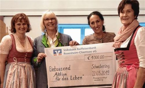 Scheckübergabe (von links): Ilona Kronast (KFG Schwabering), Kathi Fessler, Christine Domek-Rußwurm (Aktion für das Leben), Rosa Berghammer (Vorsitzende KFG Schwabering). Foto re