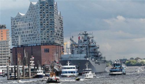 Schiffsparade vor der Hamburger Elbphilharmonie. Foto Kregel