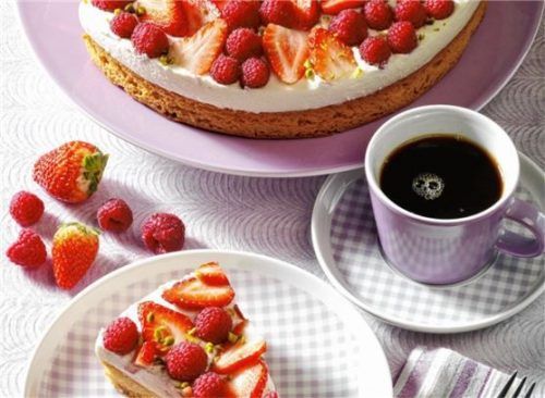 Schmeckt leicht und fruchtig: Die Beerentorte „Sommertraum“. Fotos Wirths PR