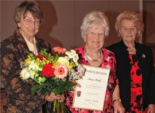 Seit 70 Jahren ist Maria Pitsch aus Rosenheim (Mitte) Mitglied in der Sudetendeutschen Landsmannschaft. Käthe Knauer, Vermögensverwalterin der Ortsgruppe Rosenheim (links), und die Kreis- und Ortsvorsitzende Ingrid Kröff gratulierten.Foto re