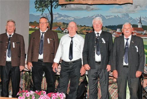 Seit Jahrzehnten im Verein und jetzt mit Ehrenkreuz und Anstecknadeln ausgezeichnet (von links): Bartholomäus Pfaller, Reinhard Heller, Waldemar Reisbich, Zweiter Vorsitzender Sebastian Baumann und Vorsitzender Paul Reineke. Foto re
