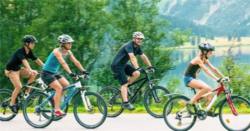 Sind Fahrradsitze aus biomechanischer Sicht nicht korrekt eingestellt, kann bei einer längeren Tour der Po schmerzen, können Rücken und Nacken verspannt sein und die Hände kribbeln oder immer wieder „einschlafen“. Foto djd/Hypervital/Getty