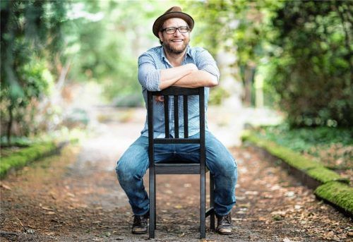 Sitzt fest auf dem Stuhl und hat sich inzwischen deutschlandweit einen Namen gemacht: Gregor Meyle.Foto  R.Schönenberg