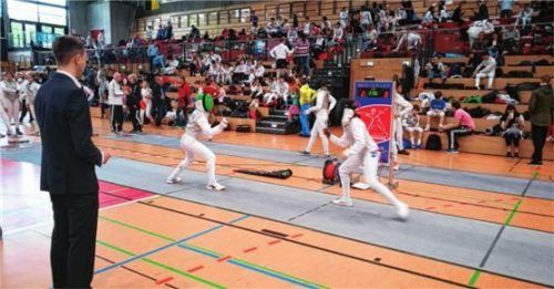 Spannende Gefechte wurden den Zuschauern bei der B-Jugend-DM in Moers geboten. Feldkirchens Sarah Selmayr konnte mit der bayerischen Mannschaft Bronze gewinnen.
