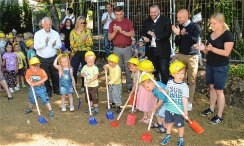 Spatenstich mal anders: Die Kinder aus der Kita Spatzennest im Schechener Ortsteil Pfaffenhofen durften beim Erweiterungsbau selbst Hand anlegen. Foto Strasser