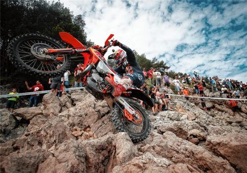 Spektakulär und akrobatisch: Manuel Lettenbichler wurde in Spanien am letzten Tag des „Hixpania Hard Enduro“ Dritter der Tageswertung und Gesamtfünfter. Fotos  FUTUE7MEDIA