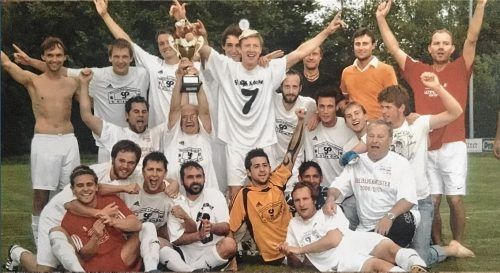 Sportlerehrung beim SV-DJK vor elf Jahren. Die Bezirksliga-Aufsteiger stehend (von links): Armin Parstorfer, Martin Krüger, Johannes Peter, Thomas Schuböck, Benjamin Döbl, Markus Berngehrer, Trainer Manfred Thaler, Abteilungsleiter Robert Straub, Markus Fußstetter und Kreisspielleiter Bernd Schulz. Mittlere Reihe: Florian Dirscherl, Fan Willi Schneider, Phillip Pisi, Florian Scholz und Thomas Stadler. Untere Reihe: Stefan Gegenfurtner, Thomas Rothmayer, Robert Eppler, Ünsal Turgut, Patrizio Francheschi, Daniele Marsano, Mario Pitsch und Betreuer Günther Scharl.Foto re