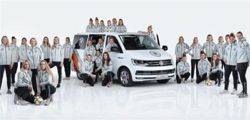 Starkes Team: Die Frauen-Nationalmannschaft mit dem T6 Multivan.Foto VW