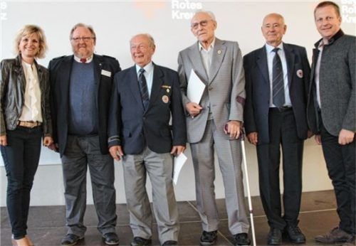 Stelldichein von Geehrten und Funktionsträgern (von links): Daniela Ludwig, Rudi Scheibenzuber, die Geehrten Josef Kiesl (60 Jahre) und Alfred Schmaus (75 Jahre), Karl-Heinrich Zeuner und der Zweite Bürgermeister von Feldkirchen-Westerham, Martin Oswald.Foto .BRK
