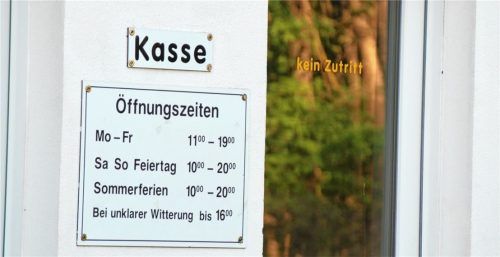 Still liegt es da, das Kassenhäuschen des längst geschlossenen Kraiburger Freibads. Wann die Kasse für das neue Naturbad aufmacht, ist derzeit offen, auch weil noch Details einer weiteren Förderung geklärt werden müssen. Das Problem hätten andere Gemeinden gern. Foto grundner