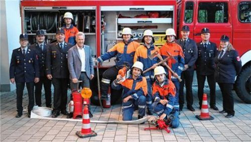 Stolz präsentieren sich die Feuerwehr-Prüflinge mit ihren Ausbildern, Prüfern und dem Vogtareuther Bürgermeister Rudolf Leitmannstetter (Fünfter von links). Foto re