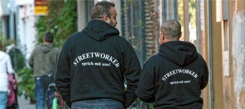 Streetworker in der Großstadt: Auch die Stadt Waldkraiburg will einen Sozialarbeiter anstellen, der im öffentlichen Raum unterwegs ist, Kontakt aufnimmt zu sozialen Randgruppen, bestimmten Jugendszenen oder Menschen, die auffällig sind.Foto  dpa