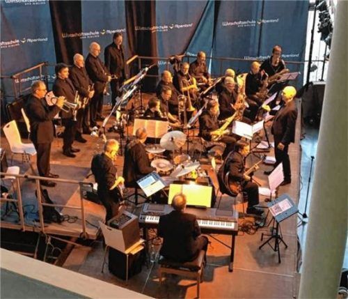 Swing in der Aula: Lehrer aus ganz Bayern spielten in der Wirtschaftsschule Alpenland.Foto  re