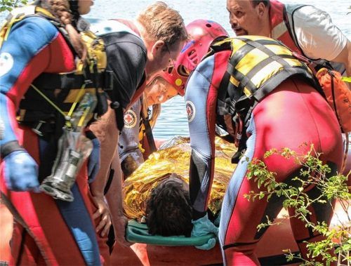 Szenario eins: Rettungskräfte der Wasserwacht bergen einen Partygast aus dem Langbürgner See.