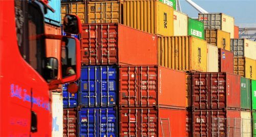 Transportunternehmen bewegen tonnenweise Waren, die im täglichen Leben benötigt werden.Foto dpa