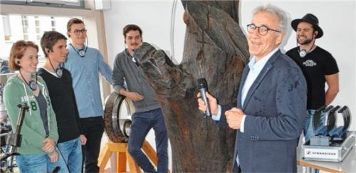 Übergabe der neuen Tourguide-Systeme durch Gerald Rhein, Vorsitzender des Fördervereins von Hochschule und Fachschule Rosenheim. Darüber freuen sich die Studentenvertreter der TH, Fachschaft Holz, (von links) Marie Schneider, Felix Menschel, Marius Gagel, Michael Baldenhofer, und Paul Grüneich. Foto Sieberath