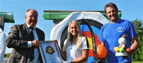 Übergabe der Weltrekord-Urkunde: Der Vizepräsident von Record Holders Republic Günther Bugl (links) kam nach Raubling, um Katharina Bauer auszuzeichnen. Rechts im Bild ist Trainer Georg Holzner zu sehen.Foto ruprecht