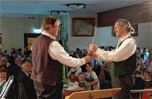 Übergabe: Wolfgang Forstner (links) übergibt den Taktstock an Paul Niedermaier.Foto re