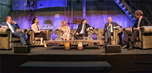 Unter dem Motto „Wie viel Bau braucht Bayern“ stand eine Podiumsdiskussion am „Tag des Bayerischen Baugewerbes“ in Kolbermoor. „Von mir aus kann es nicht genügend sein“, meinte Verbandspräsident Wolfgang Schubert-Raab (Zweiter von rechts). Er diskutierte mit (von links) Klaus Stöttner (CSU), Claudia Tausend (SPD), Ursula Sowa (Grüne) und Sebastian Körner (FDP). Der Journalist Dyrk Scherff (rechts) moderierte.Foto Re