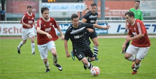 Vachendorfs Tobias Frisch (Mitte) wird von zwei Riederingern verfolgt.