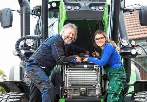 Vater Thomas und Tochter Simone arbeiten zusammen in der Werkstatt. Foto djd/elternstolz.de