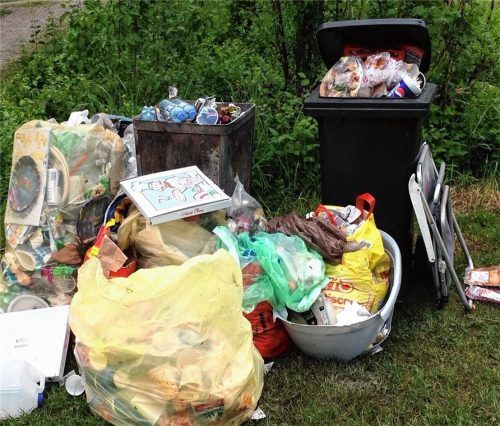 Verheerendes Bild im Erholungsgebiet: Ein kaputter Klappstuhl, volle Müllsäcke, leere Pfandflaschen und achtlos weggeworfene Wurstverpackungen am Happingerausee. Foto Kokoschka