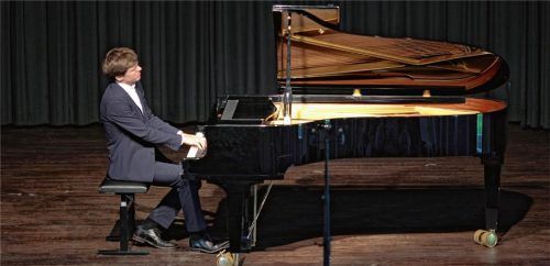 Versunken am Klavier: Thomas Schuch spielt die Préludes von Chopin. Foto re